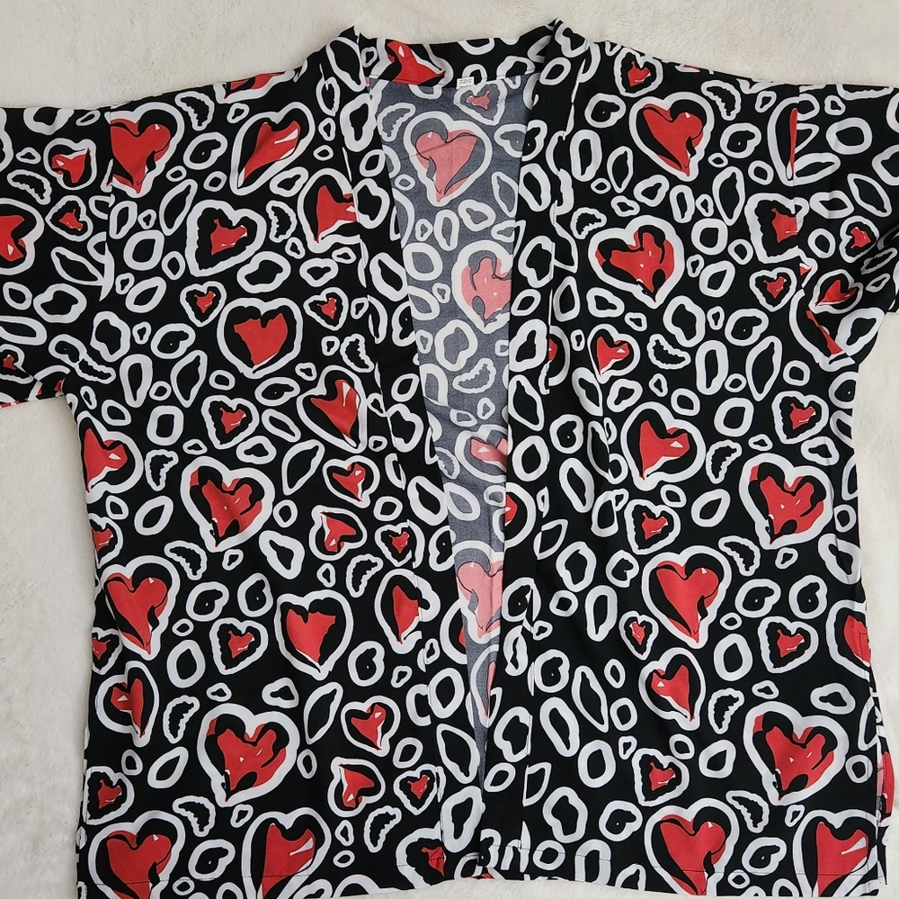 100 % polyester short kimono/duster with red hearts outlined black